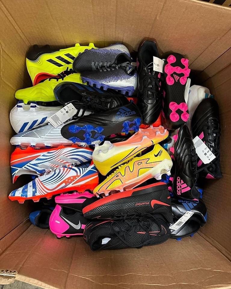 Palette de crampons de football de tailles mixtes - Image 3