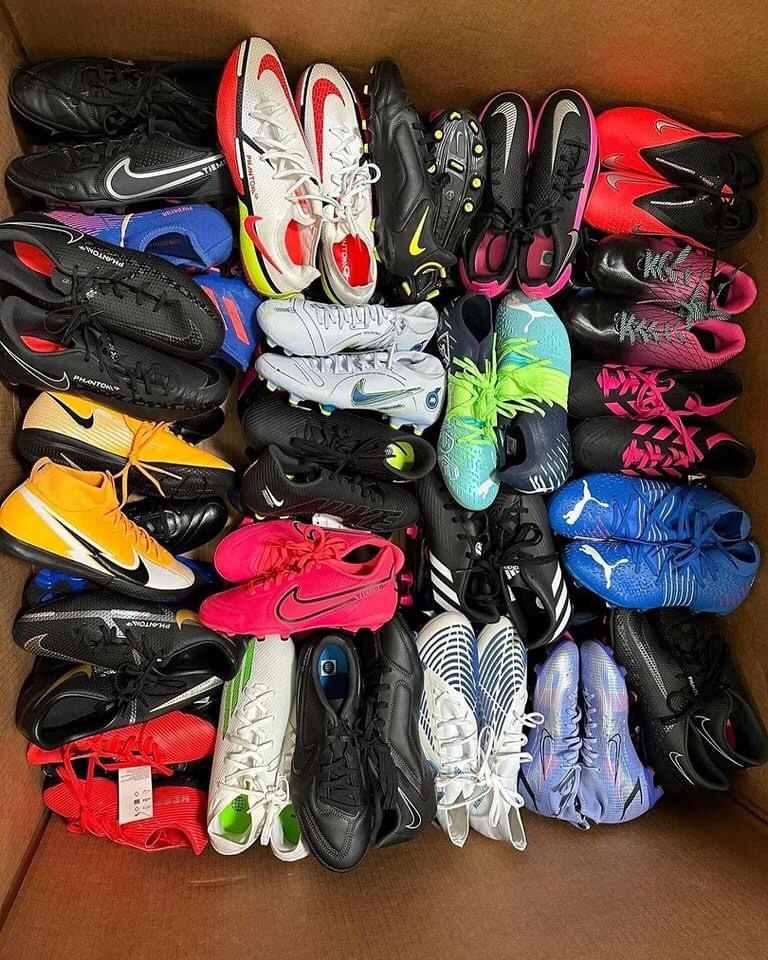 Palette de crampons de football de tailles mixtes