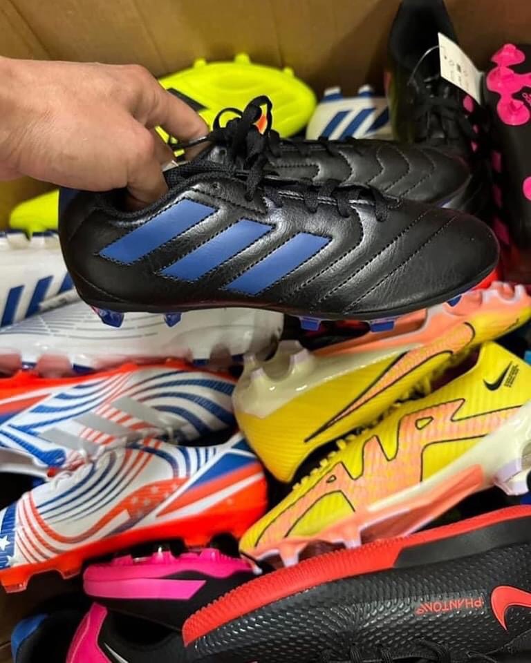 Palette de crampons de football de tailles mixtes - Image 4